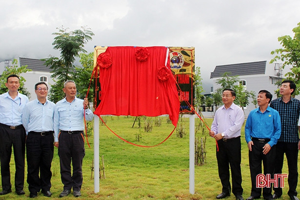 Gắn biển công trình Khu KTX hộ gia đình Công ty Formosa Hà Tĩnh