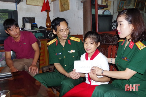 50 suất quà đến với các cháu hoàn cảnh khó khăn dịp Tết Trung thu