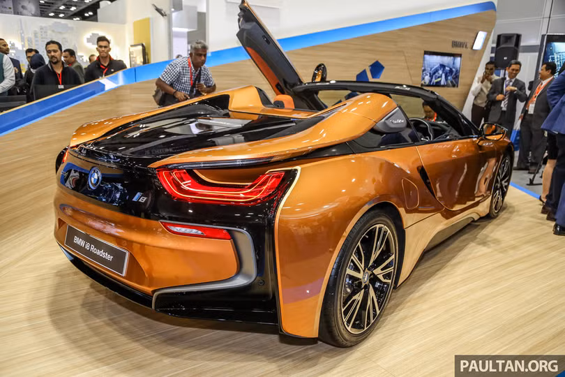 Siêu xe BMW i8 Roadster đầu tiên cập bến Malaysia