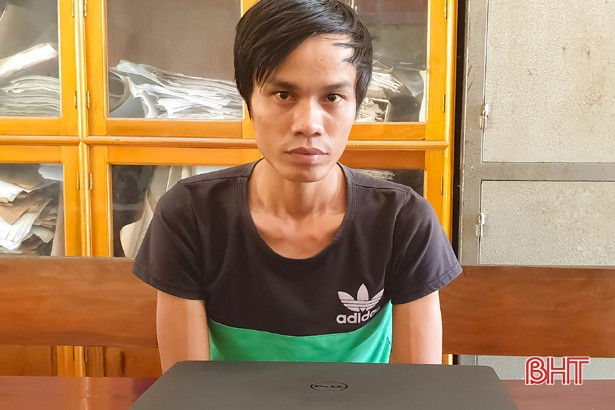 Đến nhà hàng xóm chơi, “tiện tay” trộm luôn máy tính