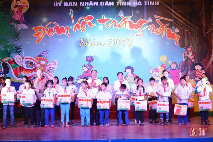 Lãnh đạo tỉnh Hà Tĩnh tặng quà cho trẻ em nhân dịp Tết Trung thu