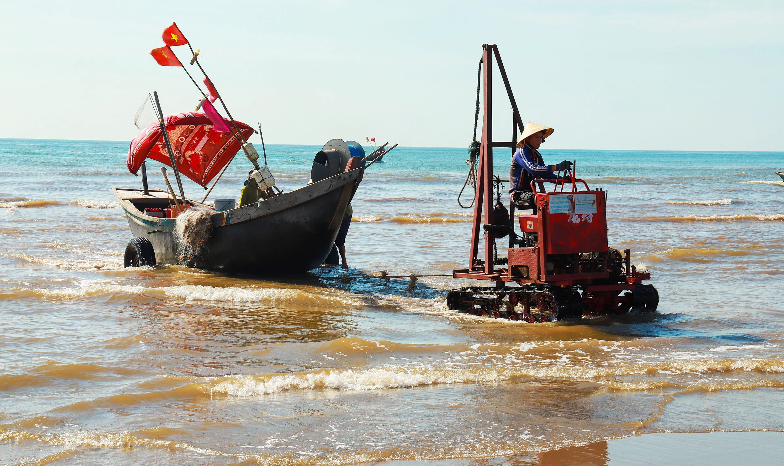 Vấn nạn tàu giã cào trên vùng biển Hà Tĩnh (bài 1): Khai thác tận diệt và hậu quả của việc giành giật ngư trường