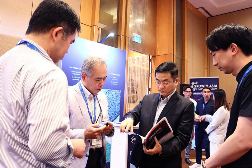 Ông Nguyễn Quang Trí - Giám đốc điều hành Marketing Vinamilk (thứ 2 từ phải sang) chia sẻ về đột phá 6 HMO với các khách mời tại Diễn đàn Phát triển Châu Á 2025. (Ảnh: Hồng Nhân). hinh-3-1.jpg
