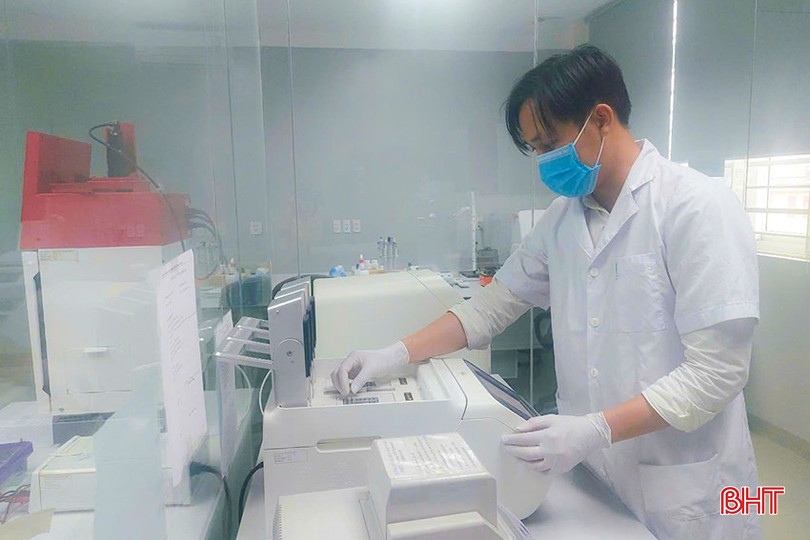 Trung tâm Quan trắc môi trường và dịch bệnh thủy sản miền Bắc kiểm tra các mẫu phân tích. z5815178183025_b4f3952ac38ce34075bbe0503d8111a2.jpg