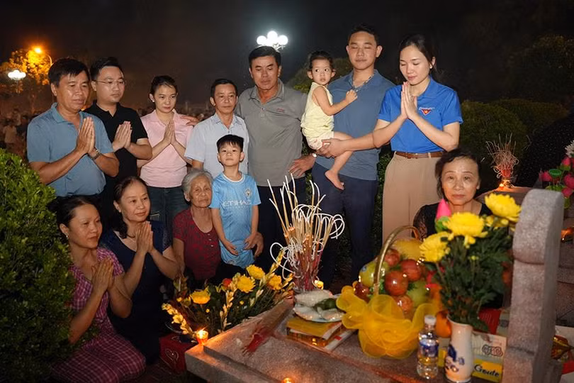 Những bông hoa tươi thắm cùng nén hương thơm được dâng lên các anh hùng liệt sĩ bằng tất cả lòng biết ơn sâu sắc của đông đảo người dân, ĐVTN.