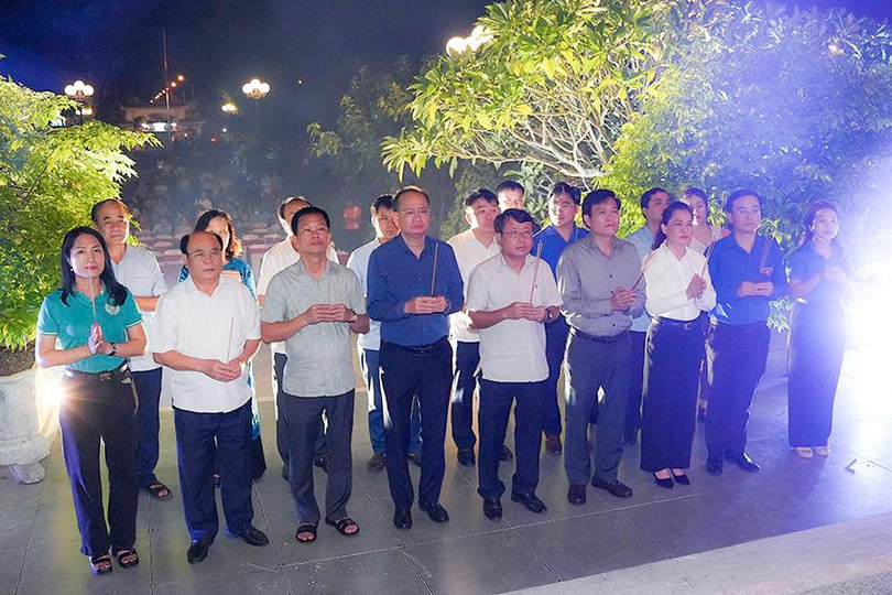 Đoàn đại biểu thành kính dâng hương trước anh linh các anh hùng liệt sĩ. Đoàn đại biểu thành kính dâng hương trước anh linh các anh hùng liệt sĩ.