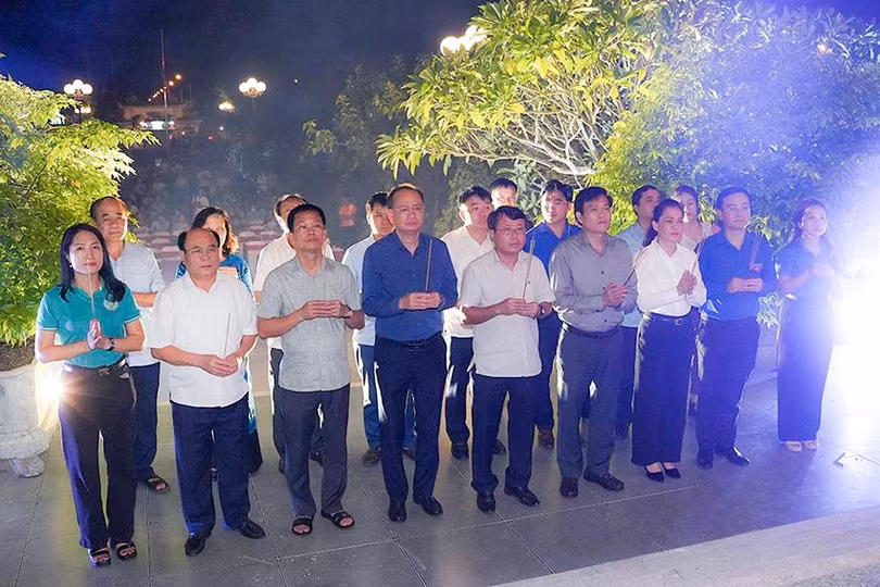 Đoàn đại biểu thành kính dâng hương trước anh linh các anh hùng liệt sĩ.