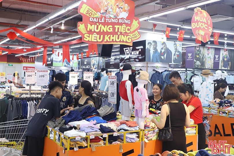 Người dân mua sắm trong dịp lễ Quốc khánh 2/9. 9-82.jpg