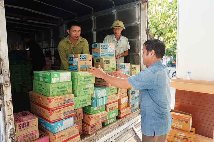 Hàng trăm nghìn sản phẩm dinh dưỡng Vinamilk được vận chuyển đến nơi, trao tặng bà con hậu thiên tai. Ảnh: Tịnh Không anh-02a-1.jpg