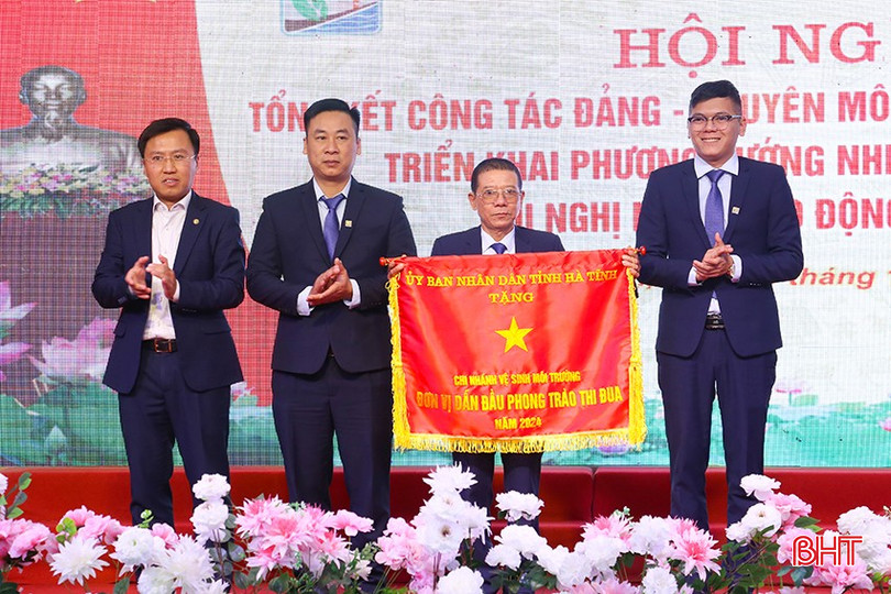 Phó Bí thư Thường trực Thành ủy Phạm Hùng Cường trao cờ thi đua xuất sắc của UBND tỉnh cho 1 tập thể của Công ty CP Môi trường và Công trình đô thị Hà Tĩnh. bqbht_br_img-0957.jpg