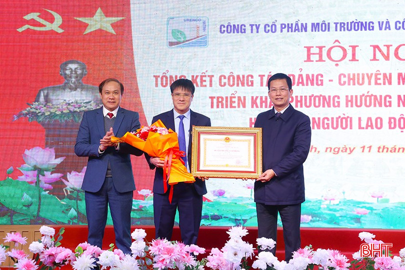 Lãnh đạo tỉnh, TP Hà Tĩnh trao tặng Huân chương Lao động hạng Nhì cho ông Nguyễn Duy Bằng - Giám đốc Công ty CP Môi trường và Công trình đô thị Hà Tĩnh. bqbht_br_img-0946.jpg
