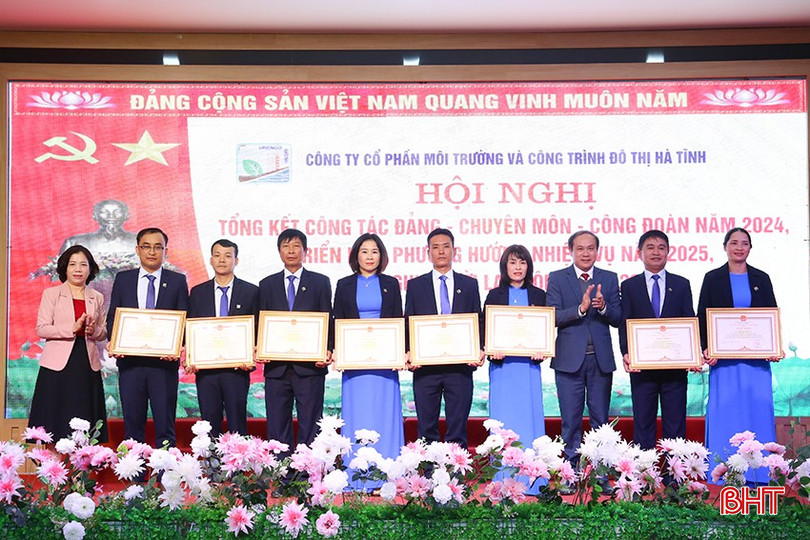 Lãnh đạo tỉnh, TP Hà Tĩnh trao tặng bằng khen của Chủ tịch UBND tỉnh cho các tập thể, cá nhân hoàn thành xuất sắc nhiệm vụ. bqbht_br_img-0970.jpg