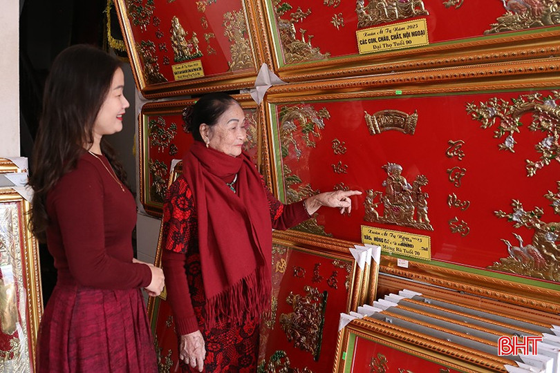 Tranh, trướng mừng thọ luôn là món quà được nhiều khách hàng tìm mua trong dịp này. bqbht_br_img-8573.jpg