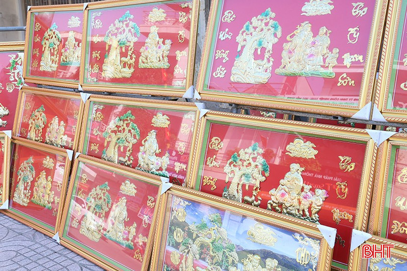 Tranh, trướng mừng thọ dịp này có giá cả, mẫu mã đa dạng. bqbht_br_img-8646.jpg
