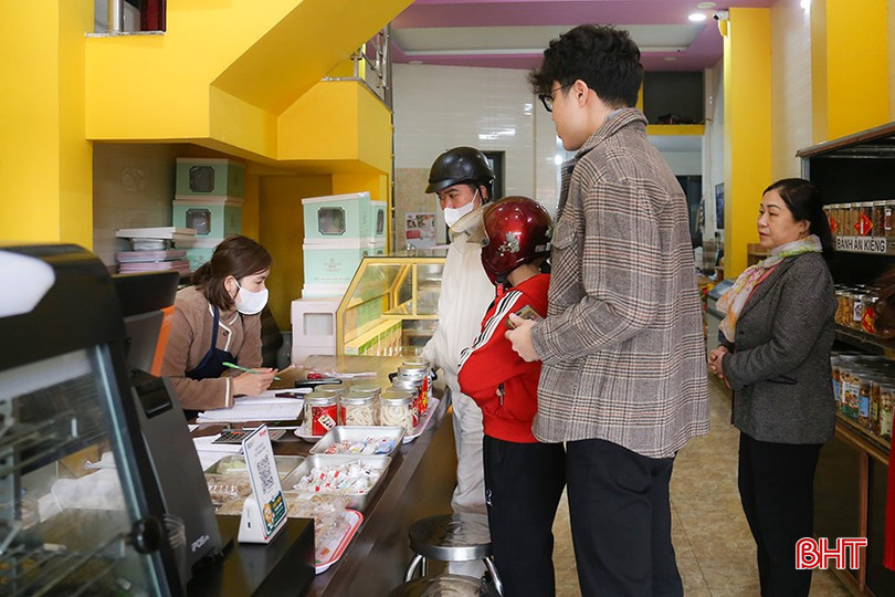 Nhiều khách hàng đã đến các cửa hàng để đặt bánh kem cho lễ mừng thọ năm Ất Tỵ. bqbht_br_img-8618.jpg