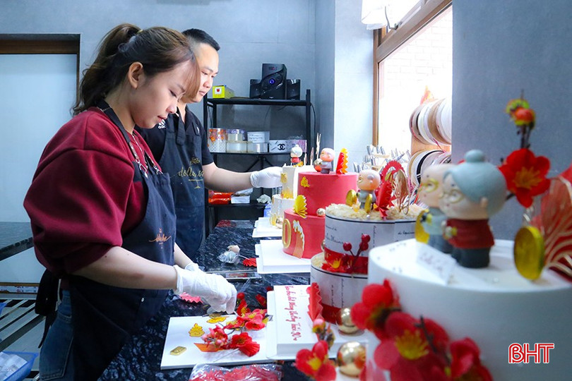 Chị Lê Ngọc Anh - chủ tiệm bánh Dollar Cake tất bật trang trí số lượng lớn bánh mừng thọ trong dịp này. bqbht_br_img-8657.jpg