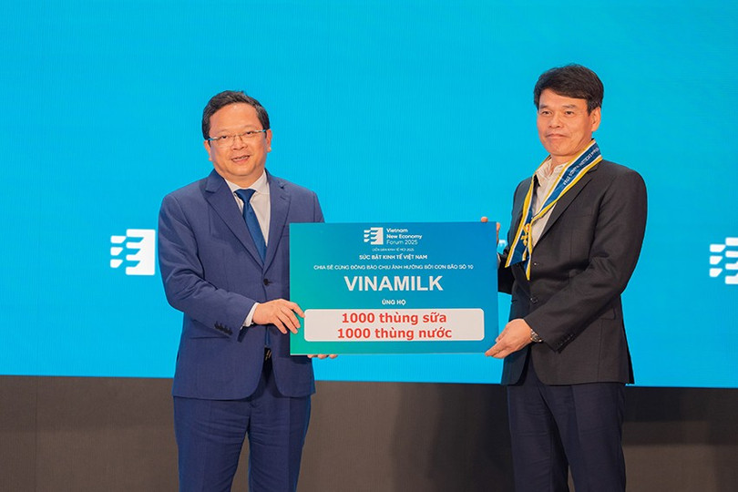 Đại diện Vinamilk - Ông Phạm Tuyên, Giám đốc Chi nhánh Vinamilk Hà Nội - chia sẻ cùng đồng bào chịu ảnh hưởng bởi cơn bão số 10. anh-02.jpg