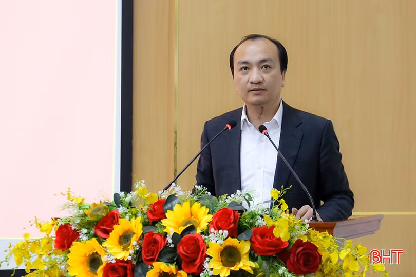 Phó Chủ tịch UBND thành phố Nguyễn Duy Đức trình bày dự thảo tờ trình về thành lập, tổ chức lại các cơ quan chuyên môn thuộc UBND thành phố.