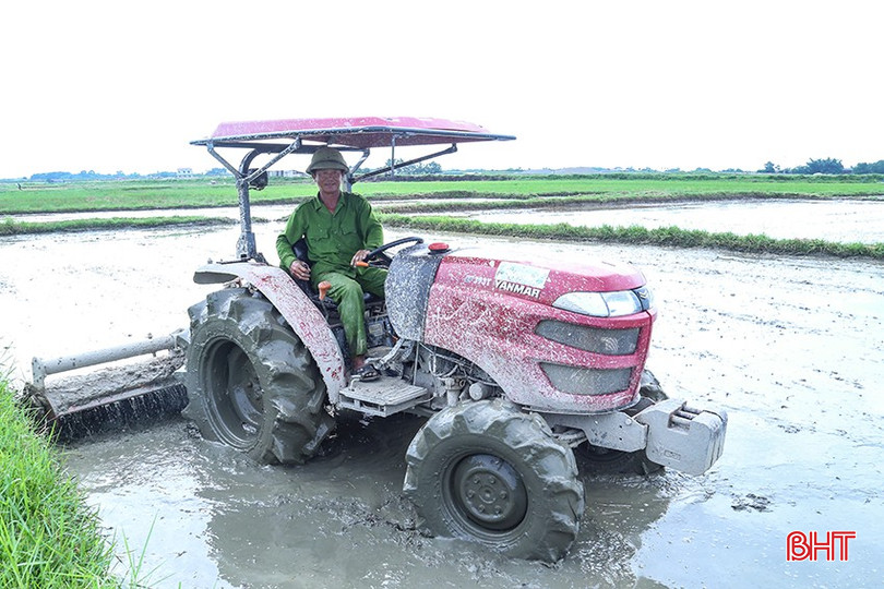 Ông Dương Công Kiểu (tổ dân phố Đồng Thanh, phường Đồng Môn, TP Hà Tĩnh) trên chiếc máy cày của gia đình. bqbht_br_img-4657.jpg