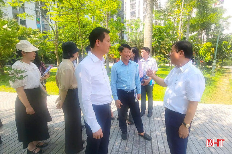 Lãnh đạo tỉnh Hà Tĩnh báo cáo tình hình triển khai kế hoạch thực hiện dự án nhà ở xã hội trên địa bàn cho đoàn công tác của Bộ Xây dựng vào tháng 5/2025. bqbht_br_bo-xay-dung.jpg