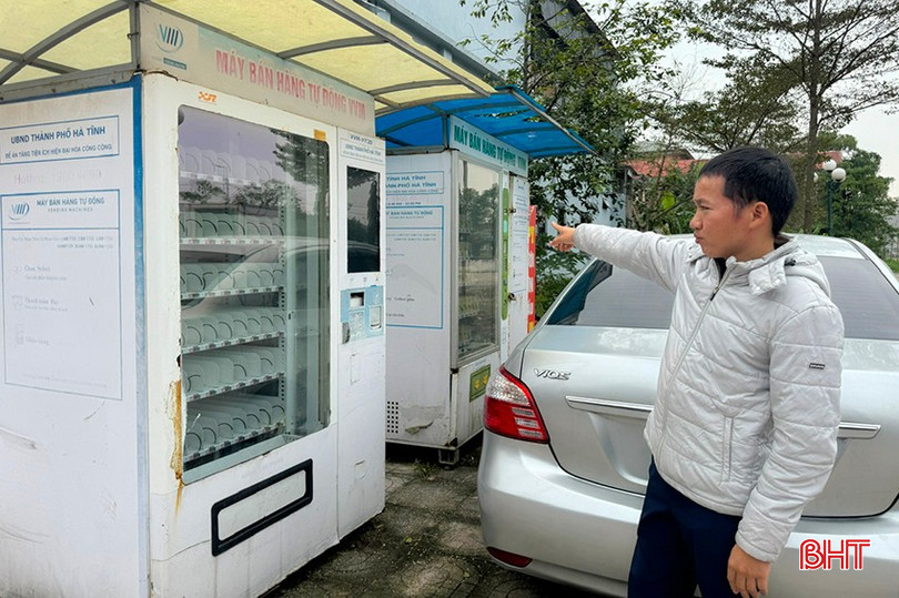 Các máy bán hàng tự động hư hỏng, ngừng hoạt động được tập kết tại khu vực đường Nguyễn Công Trứ, TP Hà Tĩnh. bqbht_br_z6309261037570-b23501c5ebd1ec2624a824798cc08d4b.jpg