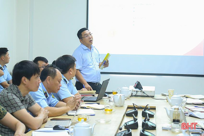 Đại diện NXB Giáo dục Việt Nam trao đổi các bước nhận diện sách giả, sách thật trên thị trường. IMG_9588.jpg
