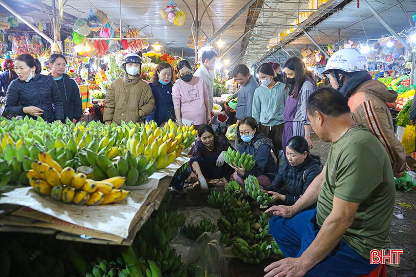 Khu vực kinh doanh chuối tại chợ TP Hà Tĩnh thu hút nhiều khách hàng đến tìm mua. bqbht_br_img-8545.jpg