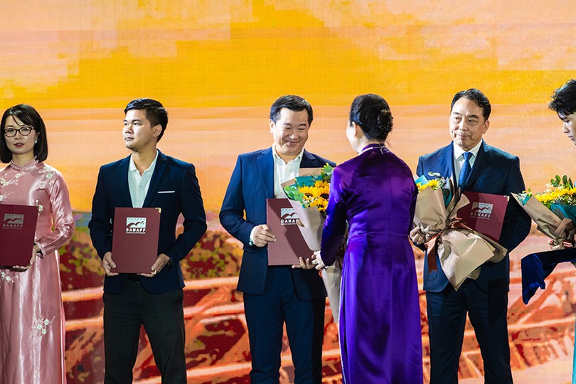 Ông Đỗ Thanh Tuấn - đại diện Vinamilk (thứ 3 từ trái sang) đại diện Vinamilk nhận hoa và thư cảm ơn từ Ban tổ chức DANAFF III (Ảnh: Thành Huy). anh-3a.jpg