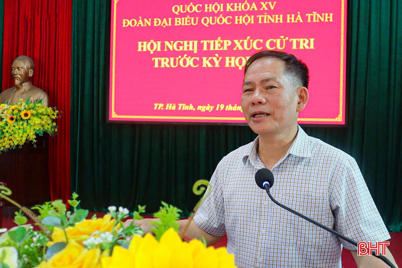 Phó Trưởng đoàn chuyên trách Đoàn ĐBQH tỉnh Trần Đình Gia tiếp thu các nội dung tại hội nghị. bqbht_br_z6520019120395-efbb5d50c537254fdcacb6b1019cd9d1-6544.jpg