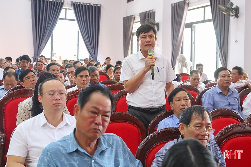Cử tri Trương Bá Khanh - Chủ tịch UBND xã Hộ Độ kiến nghị nội dung tại hội nghị. bqbht_br_img-0233.jpg