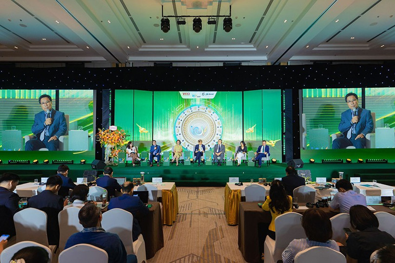 Ông Lê Hoàng Minh - Giám đốc điều hành sản xuất kiêm Trưởng dự án Net Zero của Vinamilk tại Diễn đàn Doanh nghiệp Phát triển bền vững Việt Nam (VCSF) lần thứ 12 (Ảnh: Minh Anh). anh-1b.jpg
