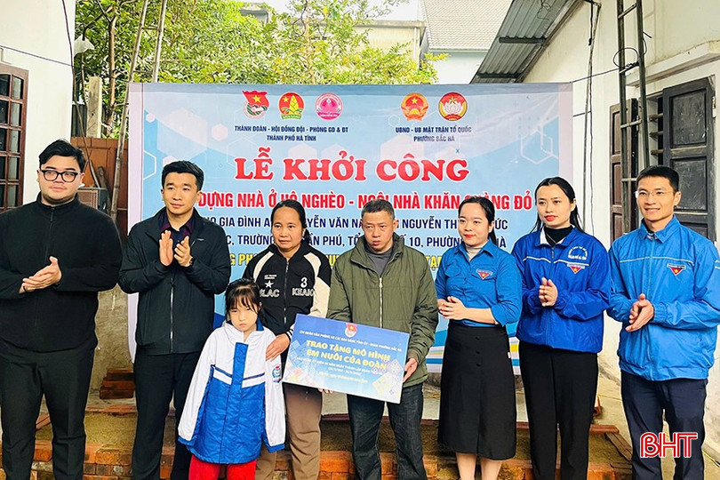 Chi đoàn Văn phòng và Các ban Đảng Tỉnh ủy phối hợp với Đoàn phường Bắc Hà trao tặng mô hình “Em nuôi của Đoàn”. bqbht_br_z6418991269255-7b0887cc60911cf566d7f29b93488137.jpg