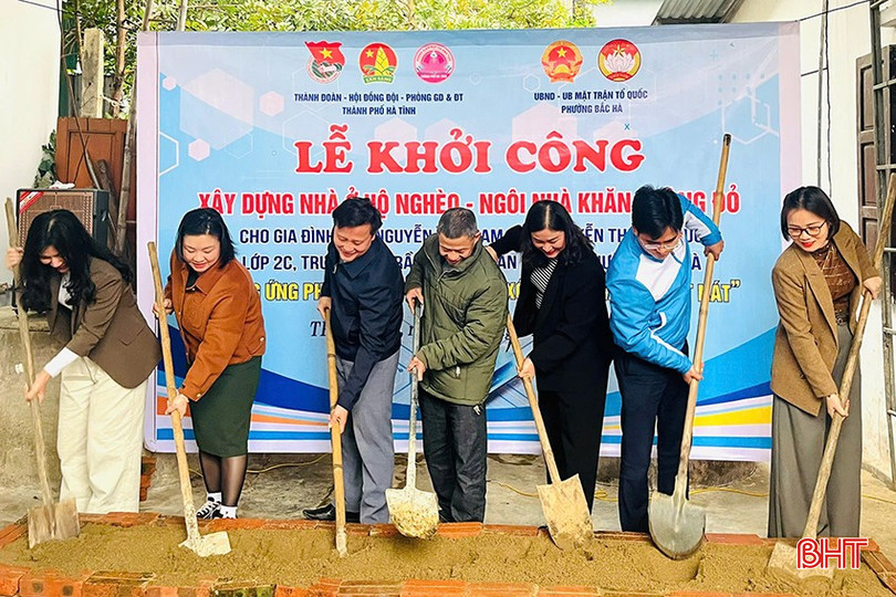 Các đại biểu tham gia khởi công ngôi nhà cho gia đình em Nguyễn Thị Tâm Đức. bqbht_br_z6418991273095-3160153f48b54636a84a1b9d173c14b9.jpg