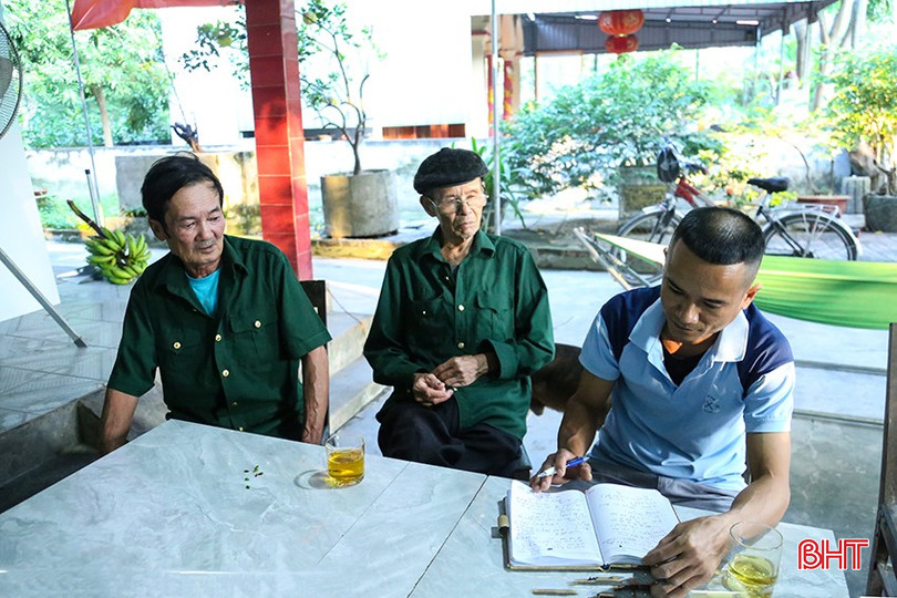 Tuy tuổi cao, sức yếu, ông Võ Tá Vinh (bệnh binh 2/3) luôn gương mẫu, tích cực tham gia phong trào hiến đất mở đường, chỉnh trang đô thị tại địa phương. bqbht_br_img-6251.jpg