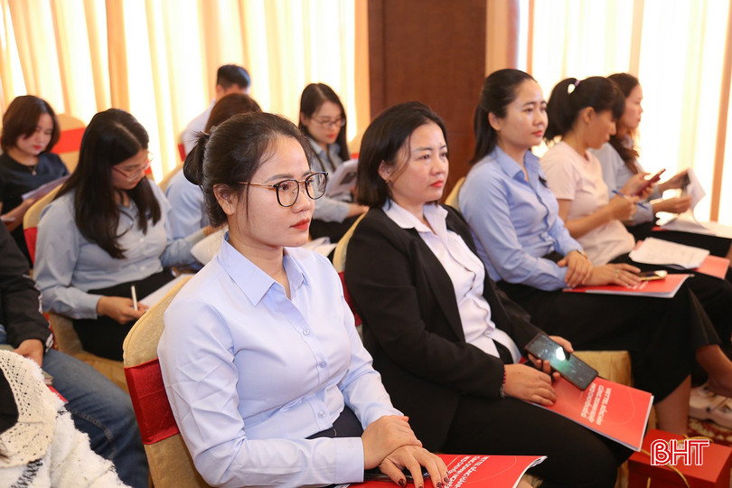 Các đại biểu được phổ biến những nội dung cơ bản của Nghị định số 337/2025/NĐ-CP về hợp đồng lao động điện tử.