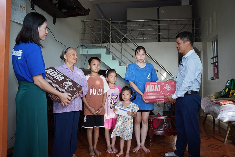 Đoàn Vinamilk trao tặng sản phẩm dinh dưỡng, thăm hỏi động viên người dân ở xã Hoằng Hóa, tỉnh Thanh Hóa. Ảnh: Tịnh Không anh-10a-1.jpg