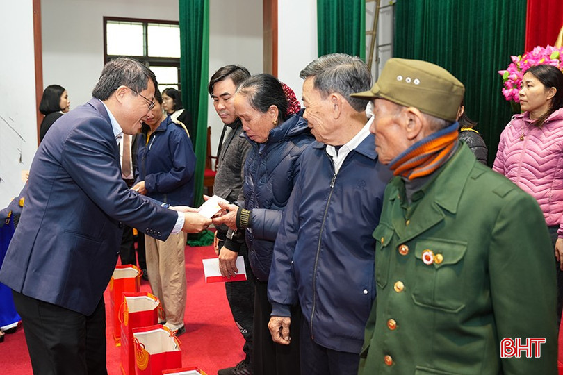 Bí thư Thành ủy Dương Tất Thắng trao các phần quà cho gia đình chính sách, hộ có hoàn cảnh khó khăn. bqbht_br_dsc08330.jpg