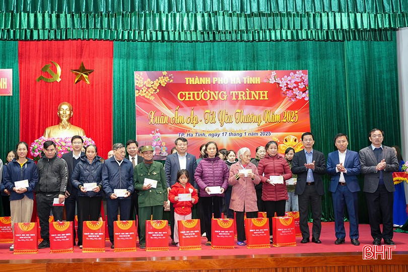 Lãnh đạo Sở LĐ-TB&XH, lãnh đạo TP Hà Tĩnh tặng quà cho các gia đình tại chương trình. bqbht_br_dsc08333.jpg