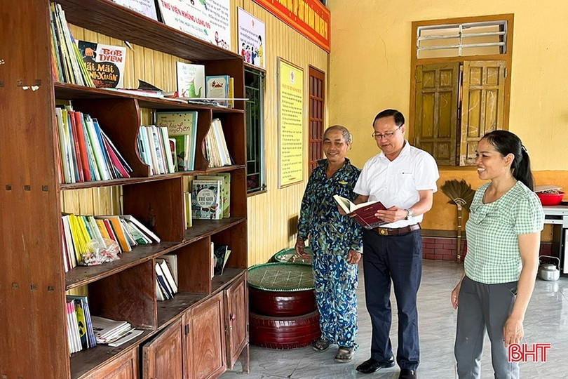 Hàng trăm đầu sách được quyên góp, trưng bày tại thư viện mini của ngôi nhà trí tuệ để phục vụ Nhân dân. 15-9494.jpg