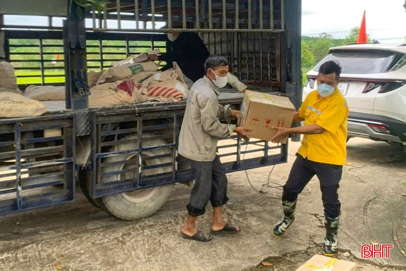 Các doanh nghiệp, HTX nuôi lợn quy mô lớn phải huy động nhân lực để vận chuyển hóa chất, tăng cường tiêu độc khử trùng môi trường chăn nuôi. bqbht_br_z7117552951820-ffec67ed953e914531884a0c43cc983e.jpg
