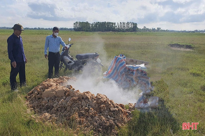 Lực lượng chức năng tiêu hủy toàn bộ số sản phẩm động vật không đảm bảo quy định. bqbht_br_luc-luong-chuc-nang-cho-tieu-huy-toan-bo-250-kg-san-pham-dong-vat-da-bien-doi-mau-sac-boc-mui-hoi-thoi.jpg