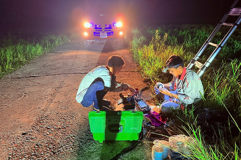 Những người lính kỹ thuật Viettel miệt mài bám trụ tại hiện trường để khắc phục hệ thống, đảm bảo thông tin liên lạc. Những người lính kỹ thuật Viettel miệt mài bám trụ tại hiện trường để khắc phục hệ thống, đảm bảo thông tin liên lạc.