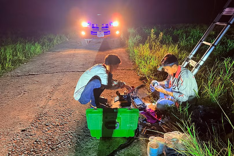 Những người lính kỹ thuật Viettel miệt mài bám trụ tại hiện trường để khắc phục hệ thống, đảm bảo thông tin liên lạc.