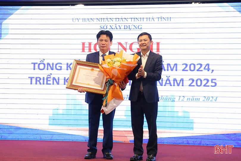 Dịp này, Phó Chủ tịch UBND tỉnh Lê Ngọc Châu trao Huân chương Lao động hạng Ba cho Giám đốc Sở Xây dựng Nguyễn Quốc Hà. bqbht_br_img-9703.jpg