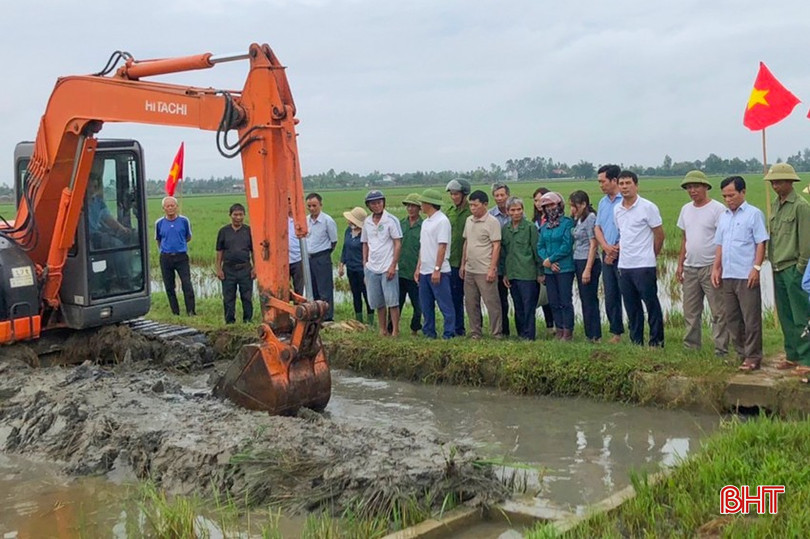 Huyện Can Lộc gắn quá trình thực hiện chuyển đổi ruộng đất với việc tu bổ, nạo vét hệ thống kênh mương nội đồng. bqbht_br_z6067830228369-4d31a7fb93476c7d86b46db92186e86c.jpg