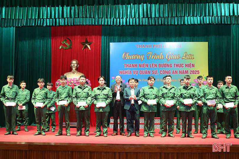 Lãnh đạo thành phố Hà Tĩnh tặng quà cho các tân binh chuẩn bị lên đường thực hiện nghĩa vụ Quân sự và Công an nhân dân. Lãnh đạo thành phố Hà Tĩnh tặng quà cho các tân binh chuẩn bị lên đường thực hiện nghĩa vụ Quân sự và Công an nhân dân.