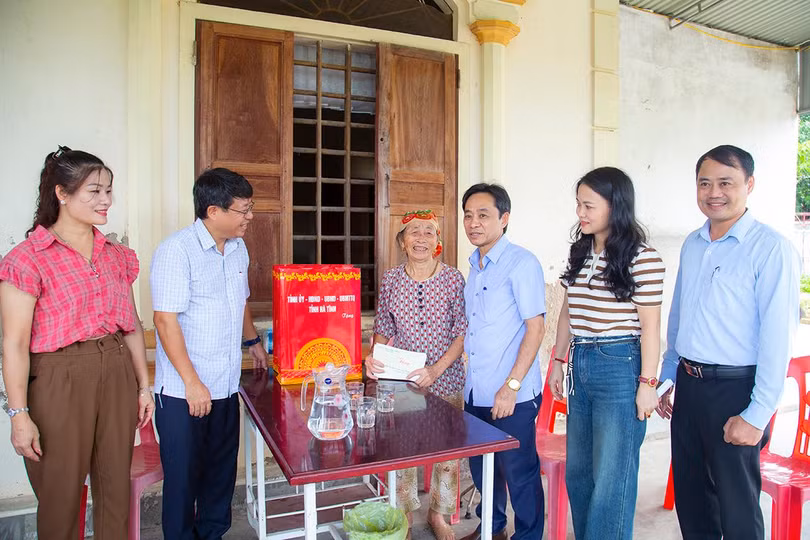 Đoàn cũng đến thăm và trò chuyện với bà Đặng Thị Hoan (SN 1946, thôn Thanh Phú, xã Thạch Trung) là thương binh 4/4. Bà Hoan hiện đang sống một mình, thường xuyên đau ốm.