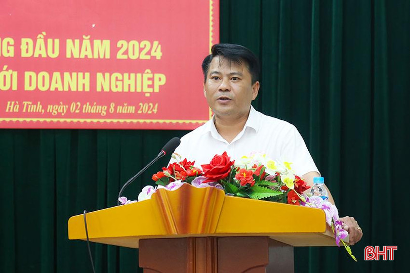Phó Giám đốc Sở Xây dựng Dương Thành Trung trình bày báo cáo sơ kết ngành xây dựng 6 tháng đầu năm 2024. IMG_8819.jpg