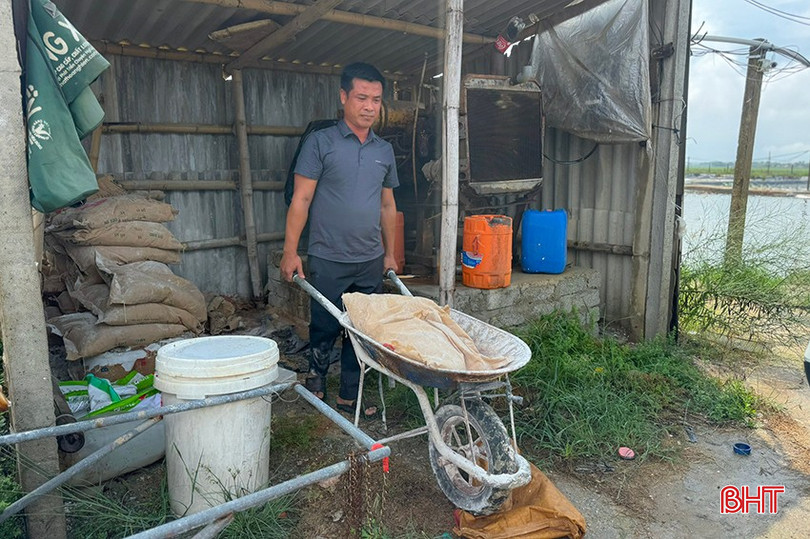 Anh Văn Dương (thôn Tiền Tiến, xã Đồng Môn, TP Hà Tĩnh) áp dụng nhiều biện pháp để cải thiện môi trường nước trong ao nuôi. z5864974904945_d66926f7cf26d02207e1062760e7125d.jpg