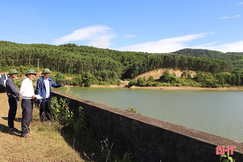Руководители компании Nam Ha Tinh Irrigation Company Limited проверили небезопасную ситуацию на озере Мукбай (коммуна Хыонгсюань). bqbht_br_img-7476.jpg